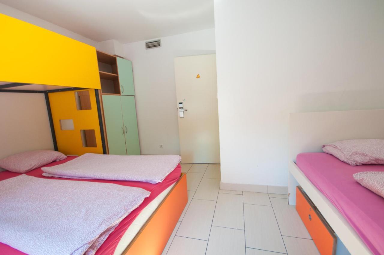 Simbol Rooms With Free Private Parking Liubliana Habitación foto
